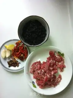 Make stir-fried shredded pork with black bean sauce step 0