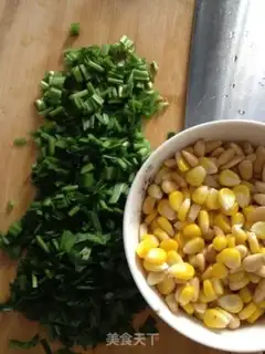 Make stir-fried pine nuts with leeks and corn step 0