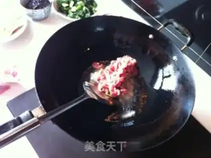Make stir-fried shredded pork with black bean sauce step 1