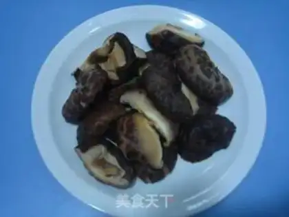 Make Stewed chicken soup with fresh mushrooms step 1