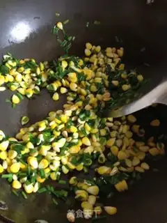 Make stir-fried pine nuts with leeks and corn step 2