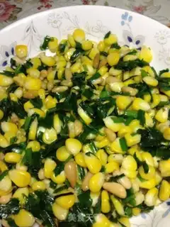 Make stir-fried pine nuts with leeks and corn step 3