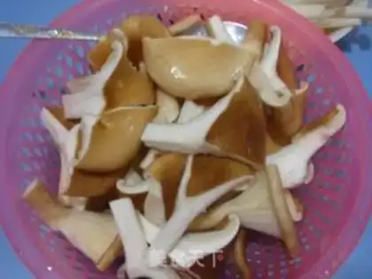 Make Stewed chicken soup with fresh mushrooms step 3