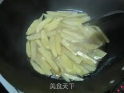 Make stir-fried pork with potatoes step 3