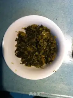 Make stir-fried pickled vegetables with white gourd step 1