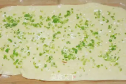 Make Scallion scented roll step 1