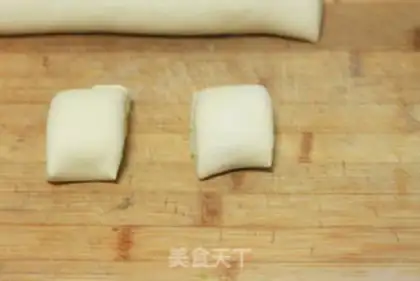 Make Scallion scented roll step 3