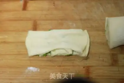Make Scallion scented roll step 4