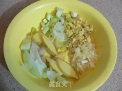 Make Spicy saliva chicken step 1