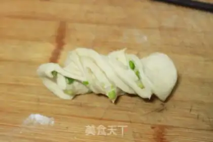 Make Scallion scented roll step 7