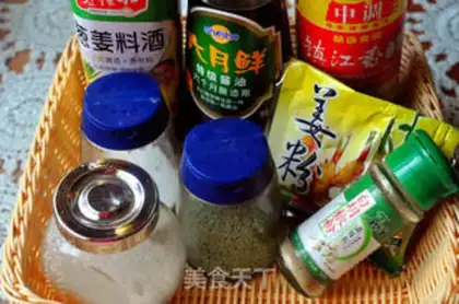 Make Fried rice cake with bamboo shoots and slices step 1