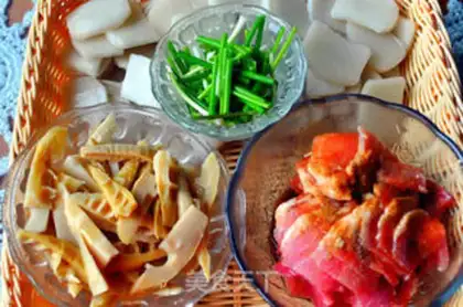Make Fried rice cake with bamboo shoots and slices step 2
