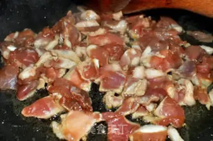 Make Fried rice cake with bamboo shoots and slices step 3