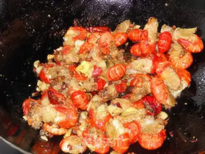 Make Dry stir-fried crayfish step 10
