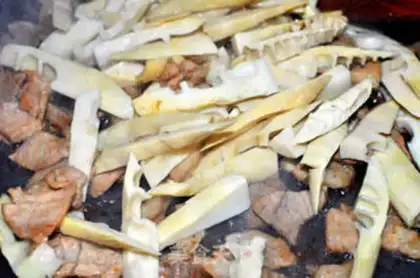 Make Fried rice cake with bamboo shoots and slices step 4