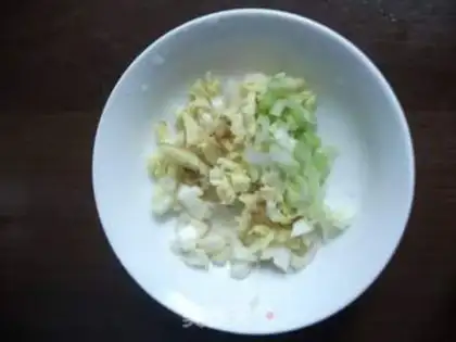 Make Maotai-flavored minced pork, chrysanthemum and tomato step 0