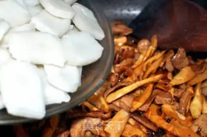 Make Fried rice cake with bamboo shoots and slices step 6
