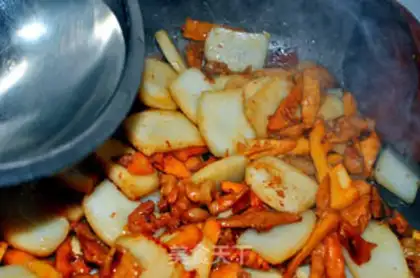 Make Fried rice cake with bamboo shoots and slices step 7