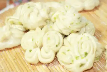Make Scallion scented roll step 14