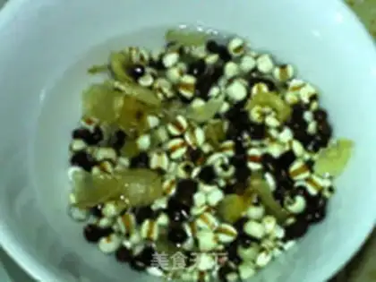 Make Coix rice, red bean and lily porridge step 1