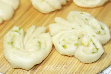 Make Scallion scented roll step 15