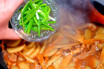 Make Fried rice cake with bamboo shoots and slices step 8