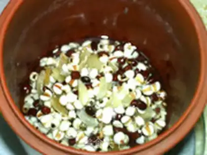 Make Coix rice, red bean and lily porridge step 2