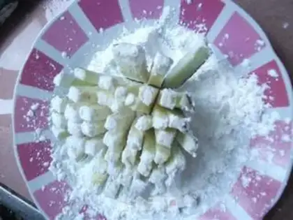 Make Maotai-flavored minced pork, chrysanthemum and tomato step 4
