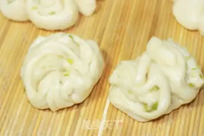 Make Scallion scented roll step 16