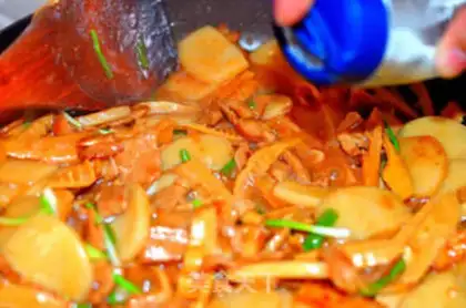 Make Fried rice cake with bamboo shoots and slices step 9