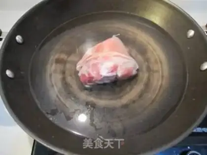 Make braised pork knuckle step 1