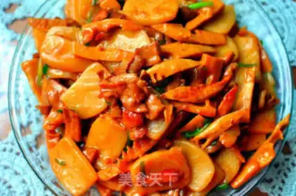 Make Fried rice cake with bamboo shoots and slices step 11