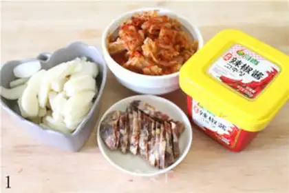Make Sausage and spicy cabbage fried rice cake step 0