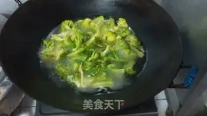 Make stir-fried broccoli step 1