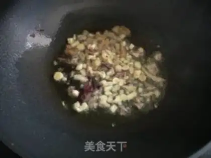 Make stir-fry cocoons and pupae step 2