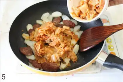 Make Sausage and spicy cabbage fried rice cake step 4