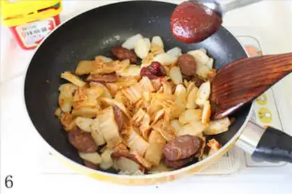 Make Sausage and spicy cabbage fried rice cake step 5