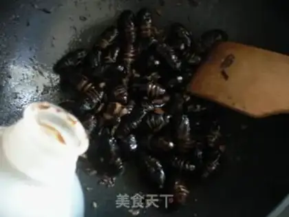 Make stir-fry cocoons and pupae step 4