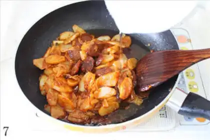 Make Sausage and spicy cabbage fried rice cake step 6