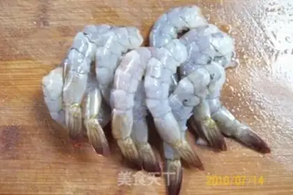 Make stir-fried shrimp balls with peas and corn step 0