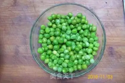 Make stir-fried shrimp balls with peas and corn step 1