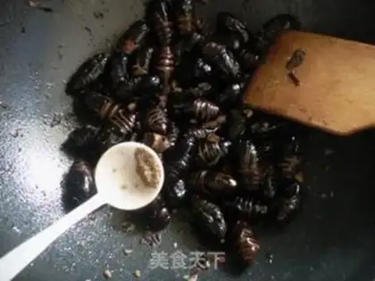 Make stir-fry cocoons and pupae step 6