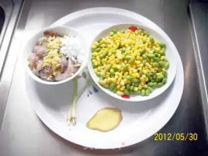 Make stir-fried shrimp balls with peas and corn step 3