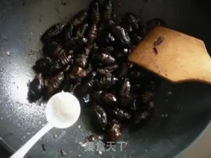 Make stir-fry cocoons and pupae step 8