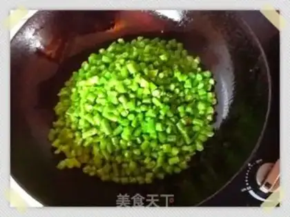 Make Dry stir-fried green beans step 1