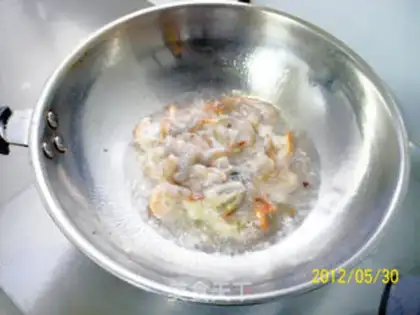 Make stir-fried shrimp balls with peas and corn step 5