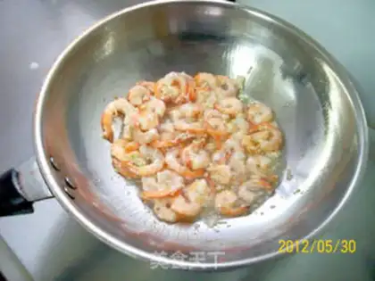 Make stir-fried shrimp balls with peas and corn step 6