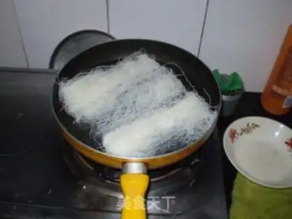 Make Assorted fried rice noodles step 1