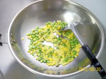 Make stir-fried shrimp balls with peas and corn step 7