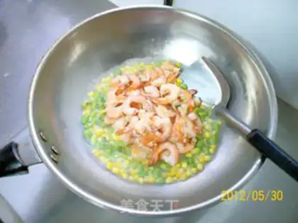 Make stir-fried shrimp balls with peas and corn step 9